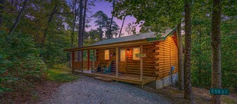 Trail Ridge: Pet friendly + private couples cabin w/hot tub in Hocking Hills