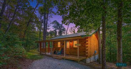 Trail Ridge: Pet friendly + private couples cabin w/hot tub in Hocking Hills