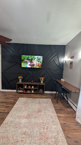 Private, Spacious, Comfy 1 bedroom Entire Suite, Separate Entry & Onsite Parking