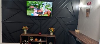 Private, Spacious, Comfy 1 bedroom Entire Suite, Separate Entry & Onsite Parking