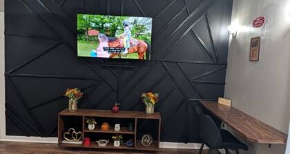 Private, Spacious, Comfy 1 bedroom Entire Suite, Separate Entry & Onsite Parking