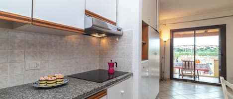 Peti sejuk, ketuhar gelombang mikro, dapur, mesin basuh pinggan mangkuk