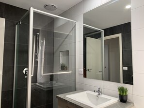 Dusche, Haartrockner, Handtücher, Seife