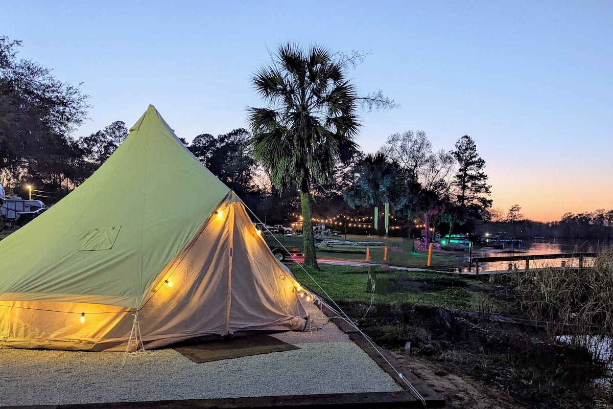 Tent | Meja, langsir/tirai gelap terus, Wi-fi percuma