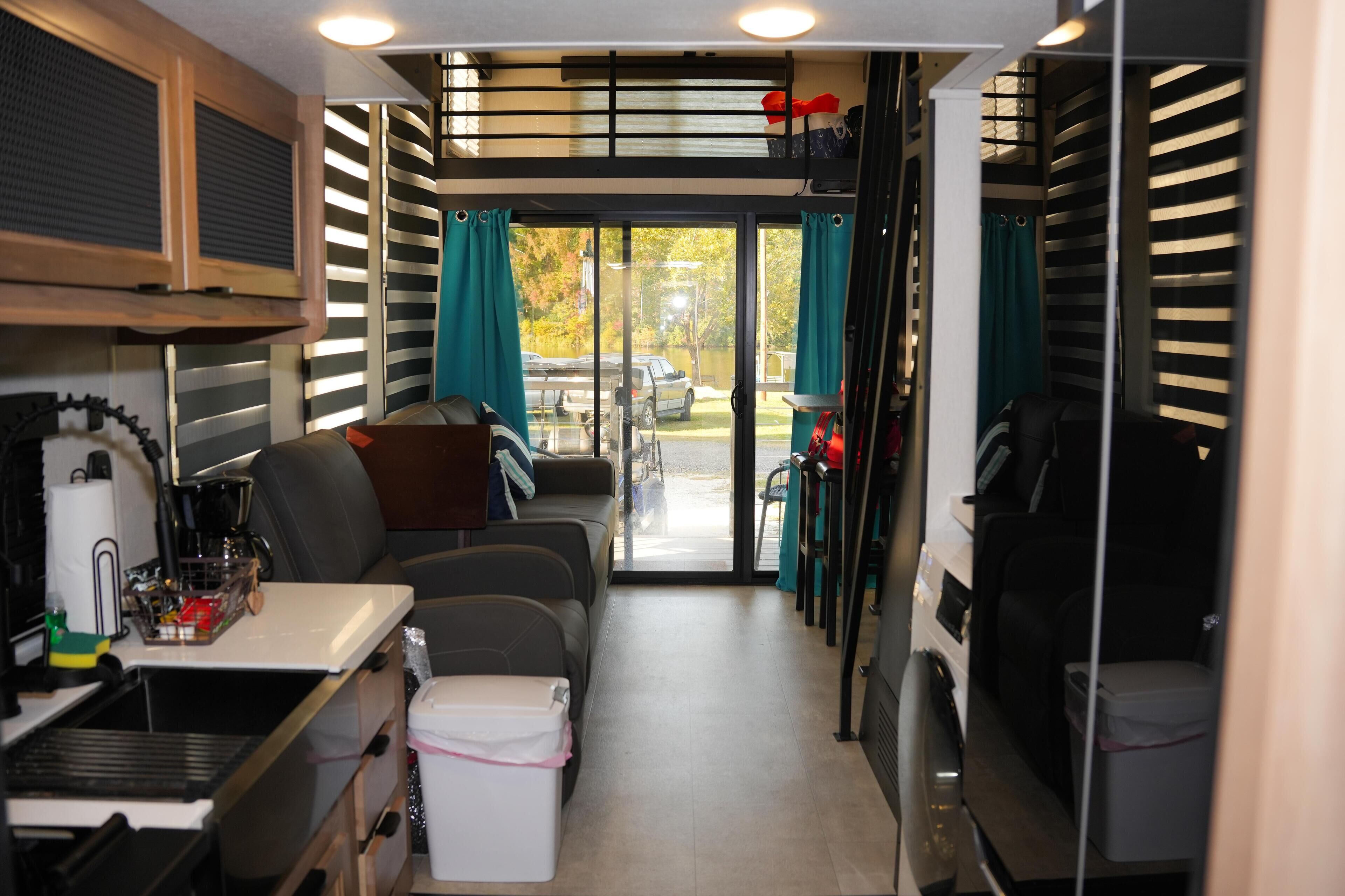 Cabin, 1 Bedroom, Non Smoking, Lake View | Living area
