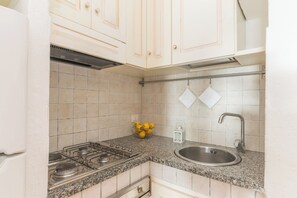 Fridge, oven, stovetop, cookware/dishes/utensils - Piazzetta Bilo Brezza Marina (Loiri Porto San Paolo)