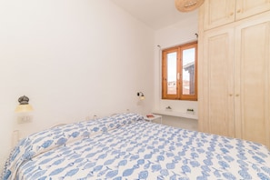 1 bedroom, bed sheets