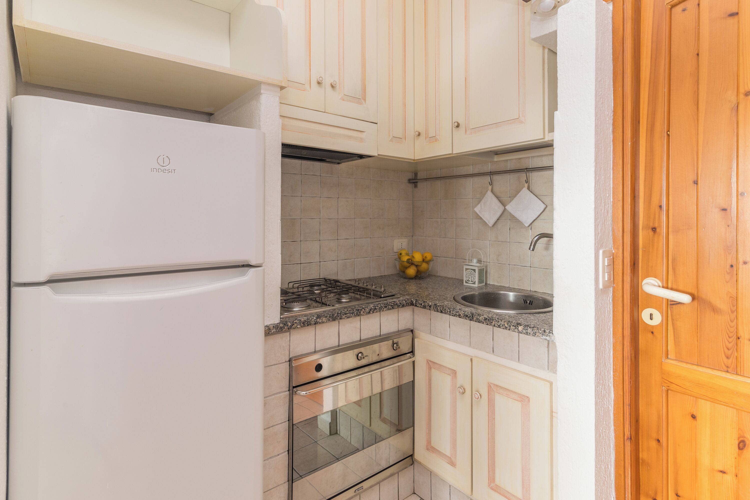 Geladeira, fogão, cooktop, talheres/pratos/utensílios de cozinha