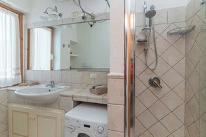 Dusche, Bidet, Handtücher, Seife