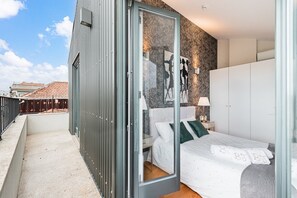 2 bedrooms, desk, iron/ironing board, Internet - Modern loft in the heart of Porto (Porto)