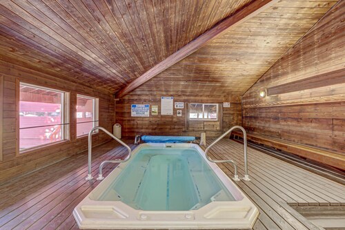 Ski In/Out - 1st floor - clean & cozy "Cinema Condo"