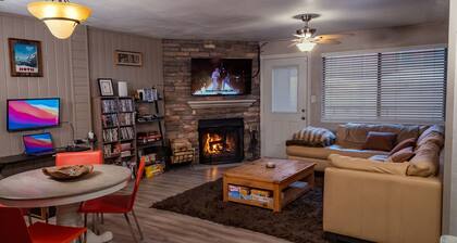 Ski In/Out - 1st floor - clean & cozy "Cinema Condo"