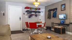 Smart-TV, Kamin, Videospiele, DVD-Player
