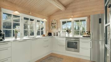 Køleskab, kogeplade, opvaskemaskine