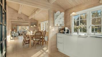 Køleskab, kogeplade, opvaskemaskine