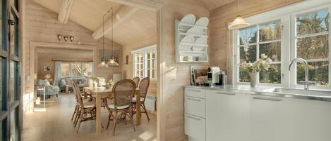 ثلاجة، موقد طهي مسطح، غسالة أطباق