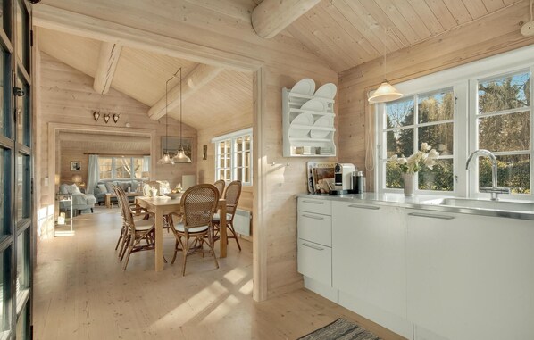 Jääkaappi, liesi, astianpesukone