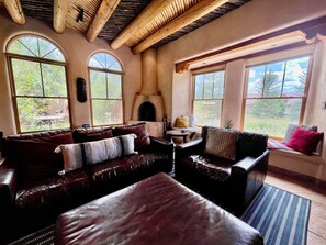 Smart TV, chimenea, videojuegos y libros 