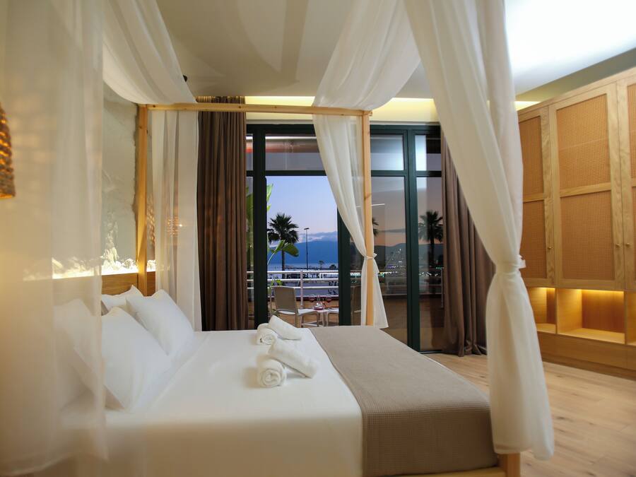 Deluxe Triple Room | Desk, laptop workspace, soundproofing, free WiFi