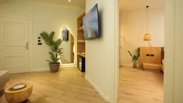 Deluxe Quadruple Room | Living area