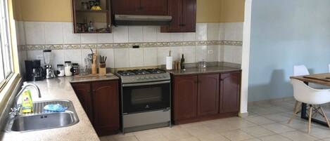 Een koelkast, een oven, een kookplaat, een koffiezetapparaat/waterkoker