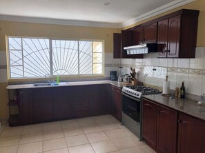 Geladeira, fogão, cooktop, cafeteira/chaleira