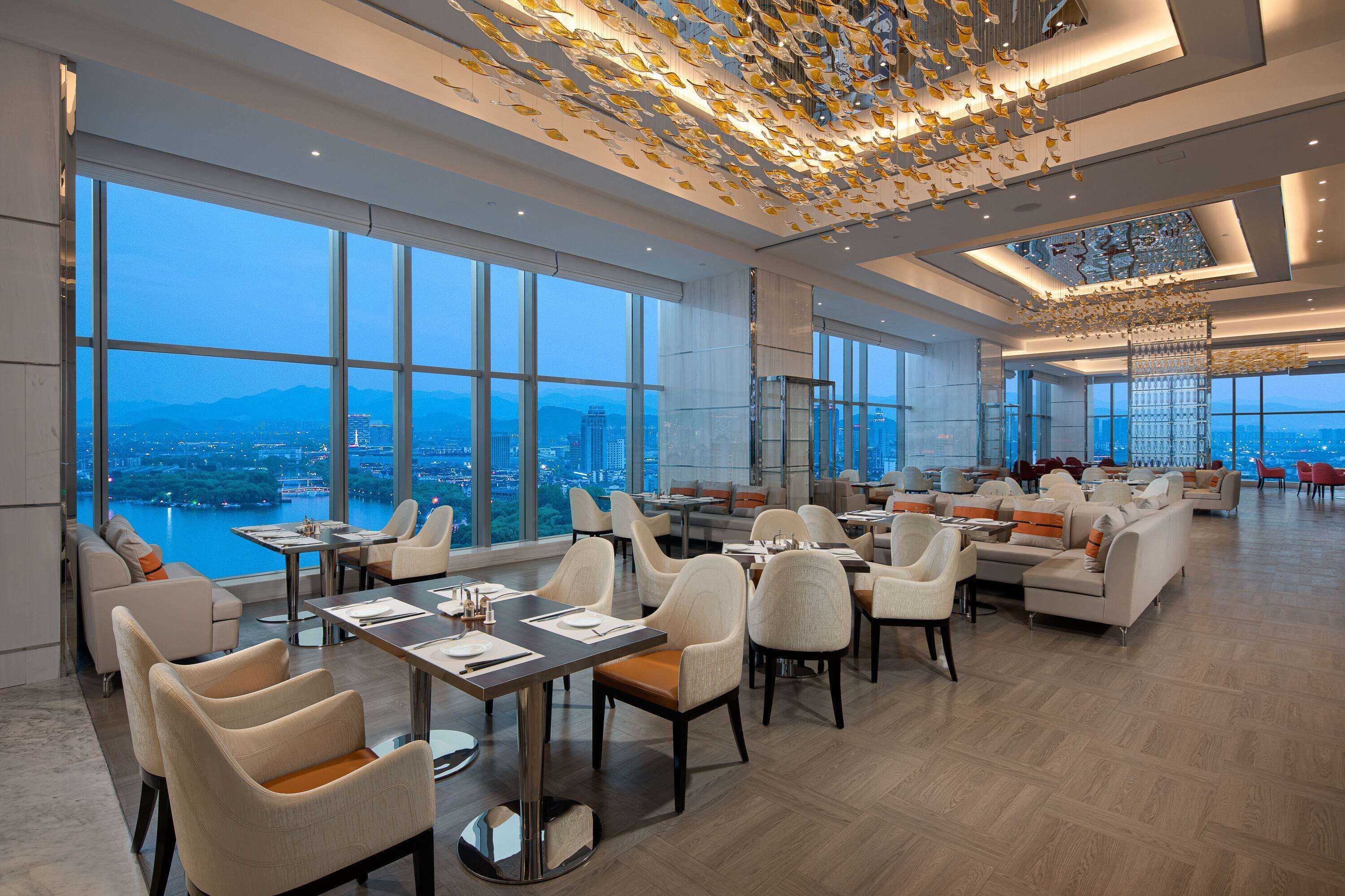 بوفيه فطور مجانًا يوميًا