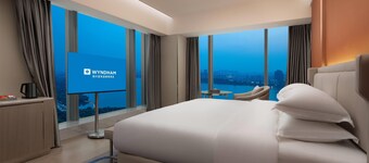 วินด์แฮม เชาว์ซิ่ง เกี่ยวเกี่ยว