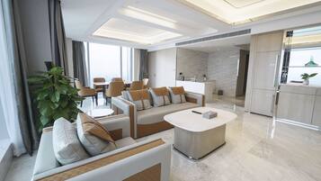 Presidential-suite - 1 kingsize-seng | Premium-sengetøj, senge med topmadrasser, pengeskab på værelset