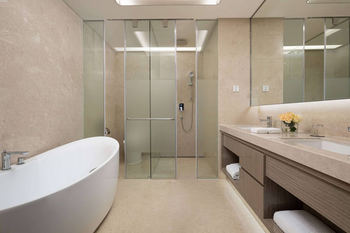 Deluxe Room, Multiple Beds, Lake View | Bathroom