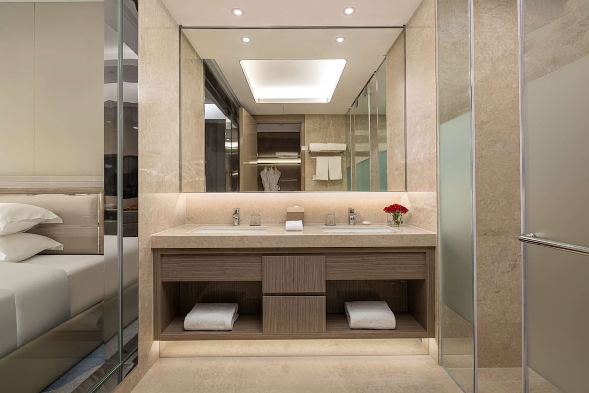 Deluxe Twin Room with Lake View | Bathroom