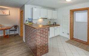 Jääkaappi, liesi, astianpesukone, kahvin-/teenkeitin