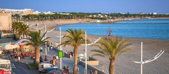 2 rooms South-East terrace 10m2 private parking near beach