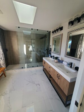 Shower, hair dryer, towels, soap - Tranquil Lakefront home. Premium accommodations, newly remodeled (Hamlin)