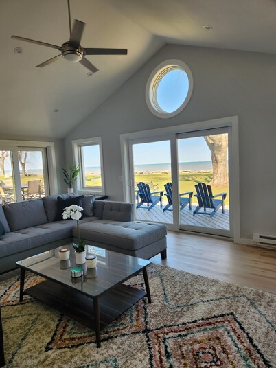 Tranquil Lakefront home. Premium accommodations, newly remodeled