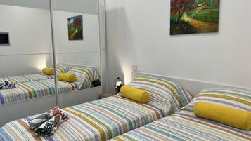 Tabla de planchar con plancha, wifi, ropa de cama