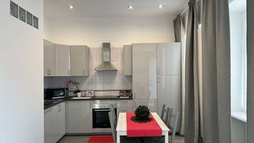 Frigorífico, microondas, horno y placa de cocina