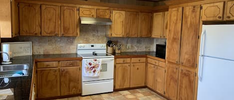 Geladeira, micro-ondas, fogão, cooktop