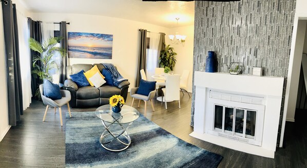 Smart TV - * King size bed * HOME AWAY FROM HOME (South Gate)