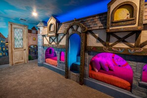 10 habitaciones, tabla de planchar con plancha, wifi y ropa de cama 