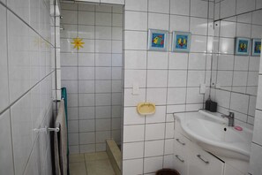 Secador de cabelo, toalhas de banho, sabonete, papel higiênico