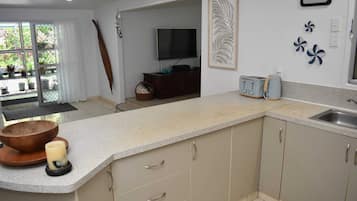 Frigorífico, microondas, horno y placa de cocina