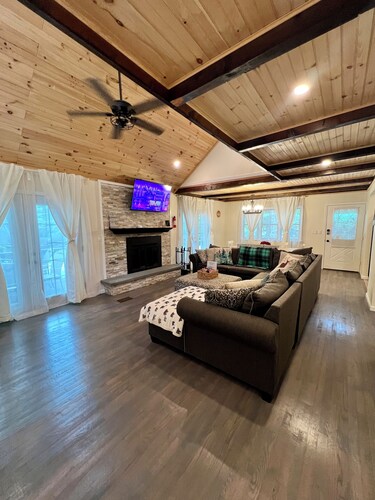 7 minutes to the Lake/Beach! Spacious 4BR Cabin with game room, fire pit & deck