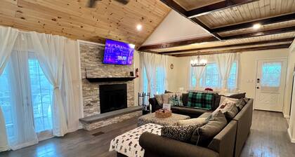 7 minutes to the Lake/Beach! Spacious 4BR Cabin with game room, fire pit & deck