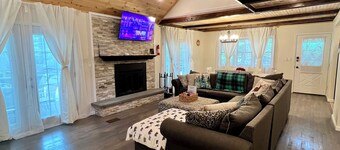 7 minutes to the Lake/Beach! Spacious 4BR Cabin with game room, fire pit & deck