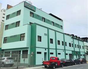 Front of property - Hostal Carlos Tenaud  (Lima)