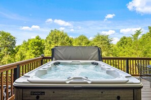 Outdoor spa tub - Pet-Friendly Retreat with Hot Tub, Fire Pit & Mountain Views (Banner Elk)