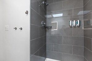 Shower, hair dryer, towels, soap - Pristine Townhouse With Rooftop Deck Near Canton! (Baltimore)