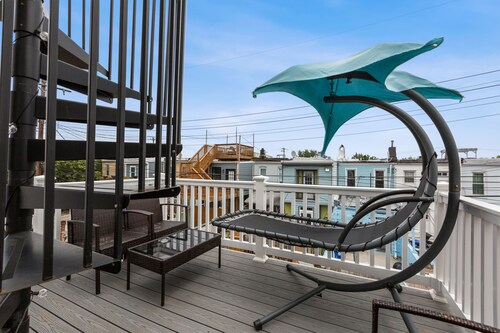 Pristine Townhouse With Rooftop Deck Near Canton!