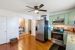 Geladeira, micro-ondas, fogão, cooktop